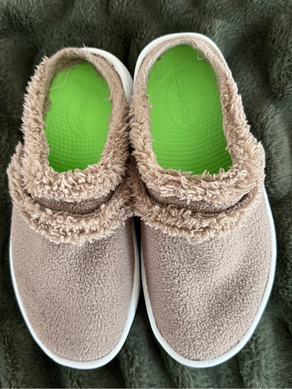 OOFOS Beige Fuzzy Slip-On Clogs with Green Insole
